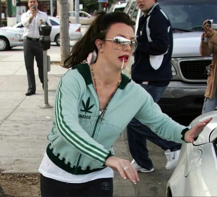 Бритни спирс сошла с ума. Бритни спирс употребляла запрещенные препараты. Бритни сошла с ума. Бритни спирс под наркотой. Бритни спирс автомобиль папарацци.