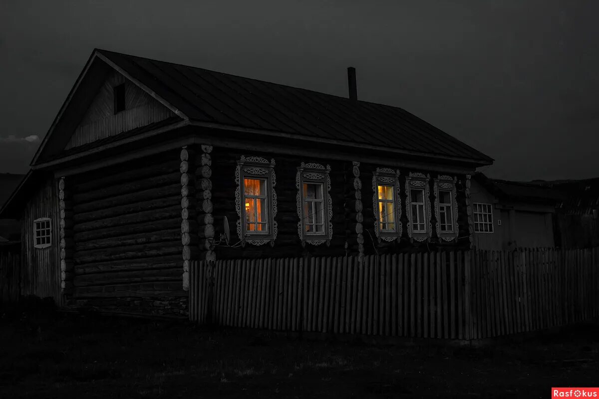В деревне было темно. Старинный дом. Дом в деревне ночью. Деревенский дом ночью. Старый домик в деревне ночью.