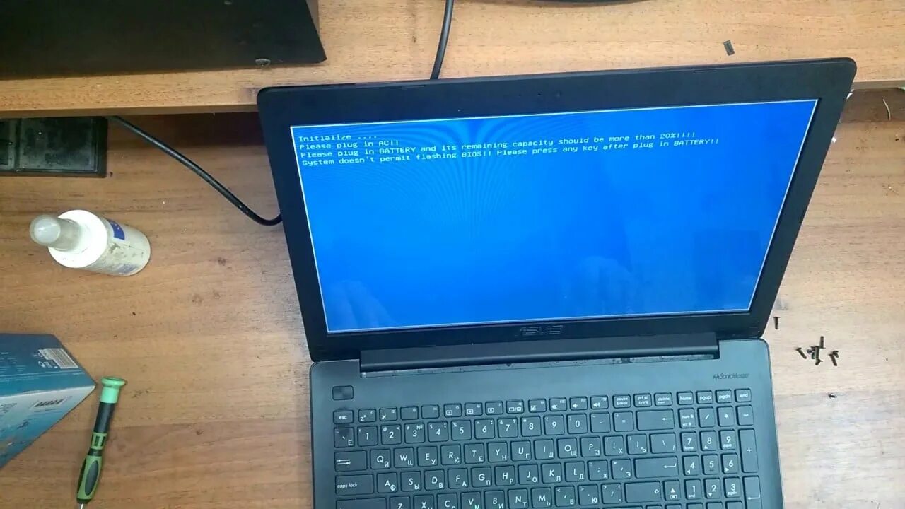 Почему ноут выключился. ASUS p6300 ноутбук 1996. Ноутбук асус x507u. Завис ноутбук асус. Не включается ноутбук.