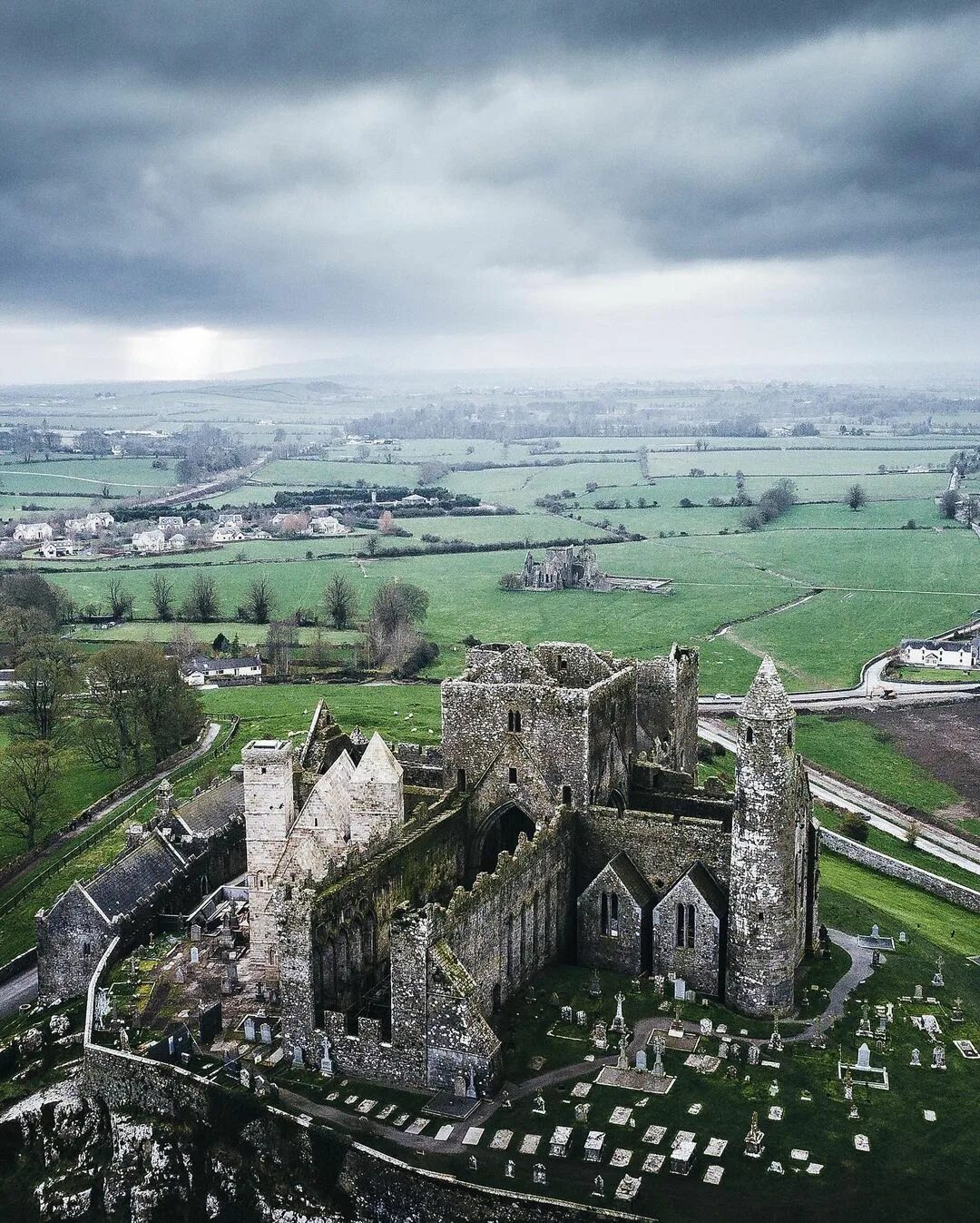 Скала с замком в ирландии. Монастырь глендалох. Скала кашел ирландия. Аббатства келлс ирландия. Скала кашел ирландия.