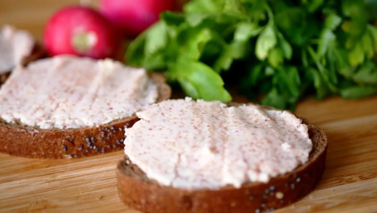 Намазка из селедки для бутербродов рецепт классический. Намазка на хлеб. вкусная намазка на хлеб. хлебцы с намазкой. бутерброды с селедочным маслом.