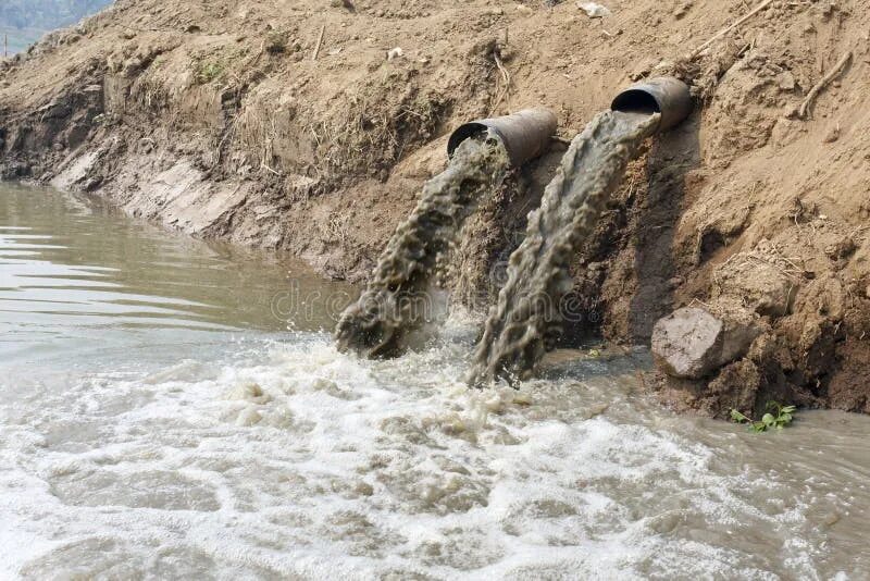 Загрязненные реки подмосковья. Загрязнение водных экосистем. Грязная вода в реке. Промышленные отходы. Загрязнять корень.