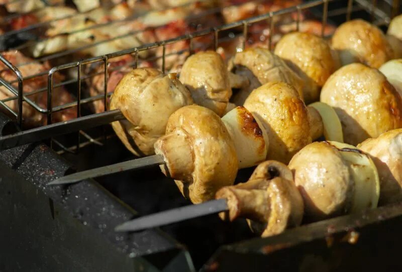 Грибы шампиньоны на гриле. Шашлык с грибами шампиньонами. Шампиньоны на углях. Шампиньоны на углях. Грибы шампиньоны на мангале.