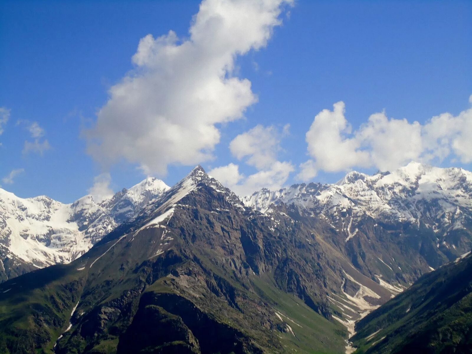 Высокие горы индии. Индия горы Гималаи. Himalaya горы. Горный массив в Гималаях. Горная цепь Гималаи.