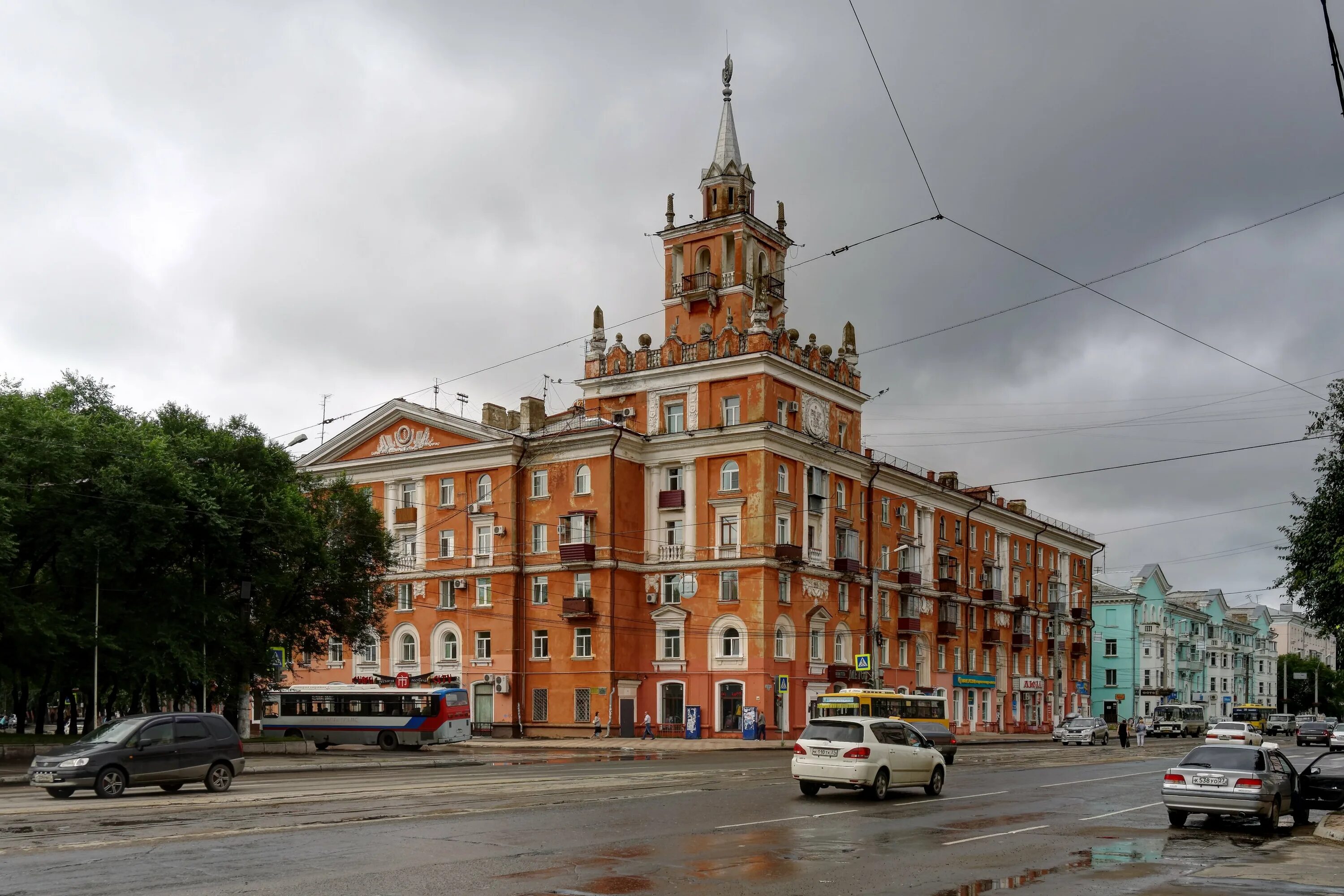 Сколько лет комсомольску на амуре. Дом со шпилем Комсомольск на Амуре. Дом со шпилем Комсомольск на Амуре вектор. Ленина 21 Комсомольск-на-Амуре. Шпиль Комсомольск на Амуре.