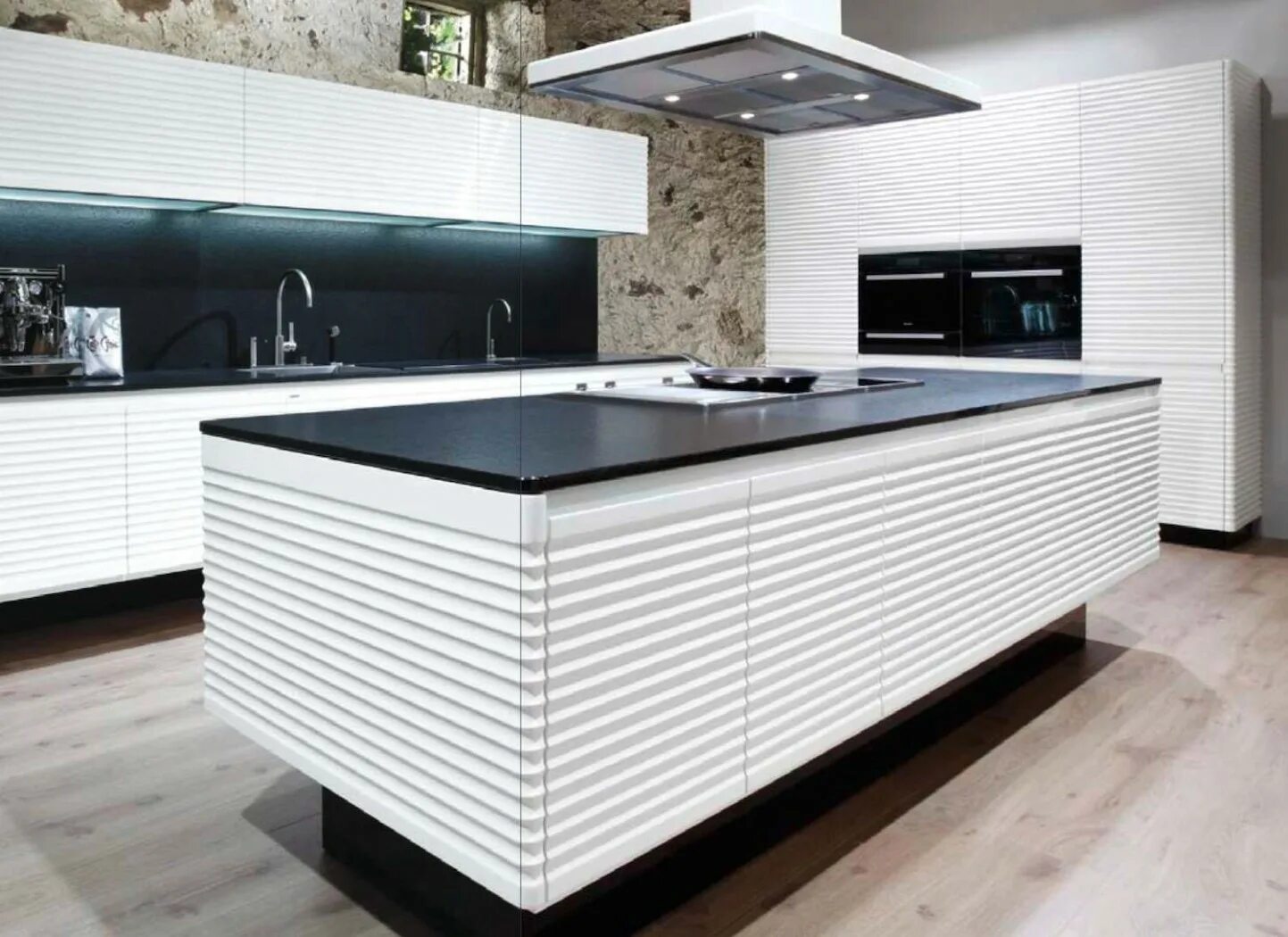 кухня белая с полосками. полосатые обои в интерьере кухни. фасады в полоску вертикальную. фасад кухни вертикальные полоски. рифленая кухня.