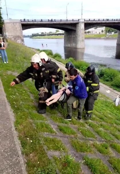 Спасли тонущую девушку. Спасли тонущую девушку
