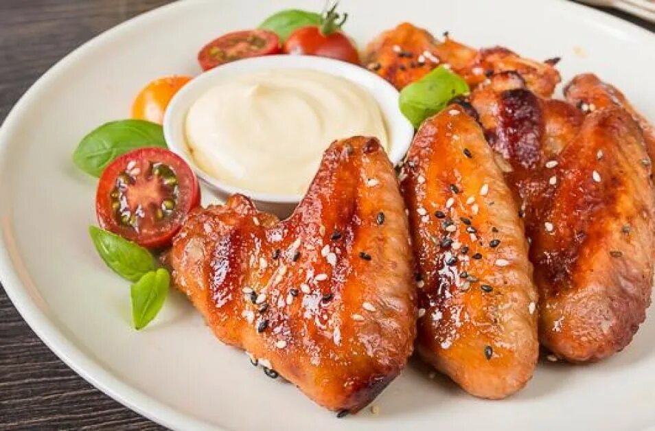 Куриные крылышки в медово-соевом соусе. Крылья в медовом соусе в духовке. Крылышки с медом и соевым соусом в духовке. Куриные крылышки в медовом соусе. Крылышки в медово-горчичном соусе.