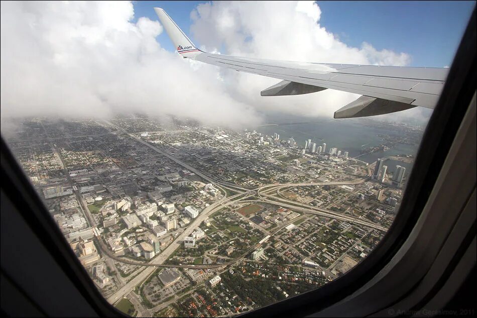 Цессна над москвой. Самолеты над красной площадью. Над москвой летает самолет. Над москвой летает самолет. Самолет над москвой.