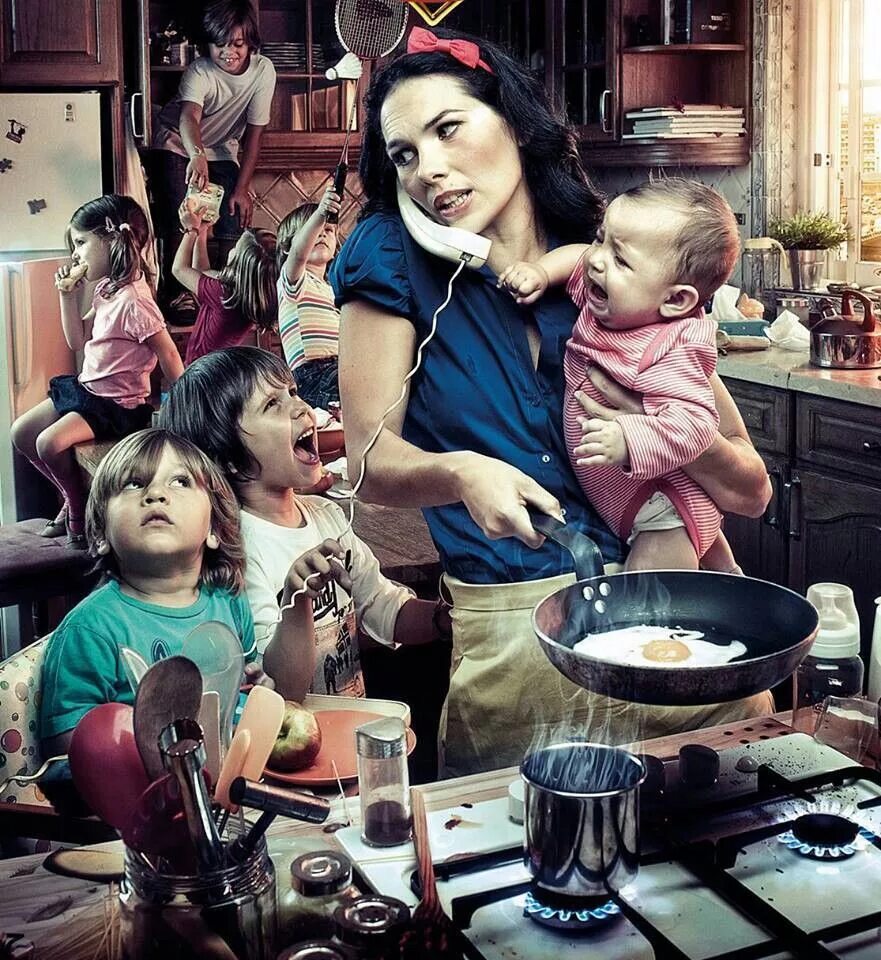 Фото прикольное мамы. Мамы смешные. Смешные мамы с детьми. Уставшая мама. Уставшая мама в декрете.