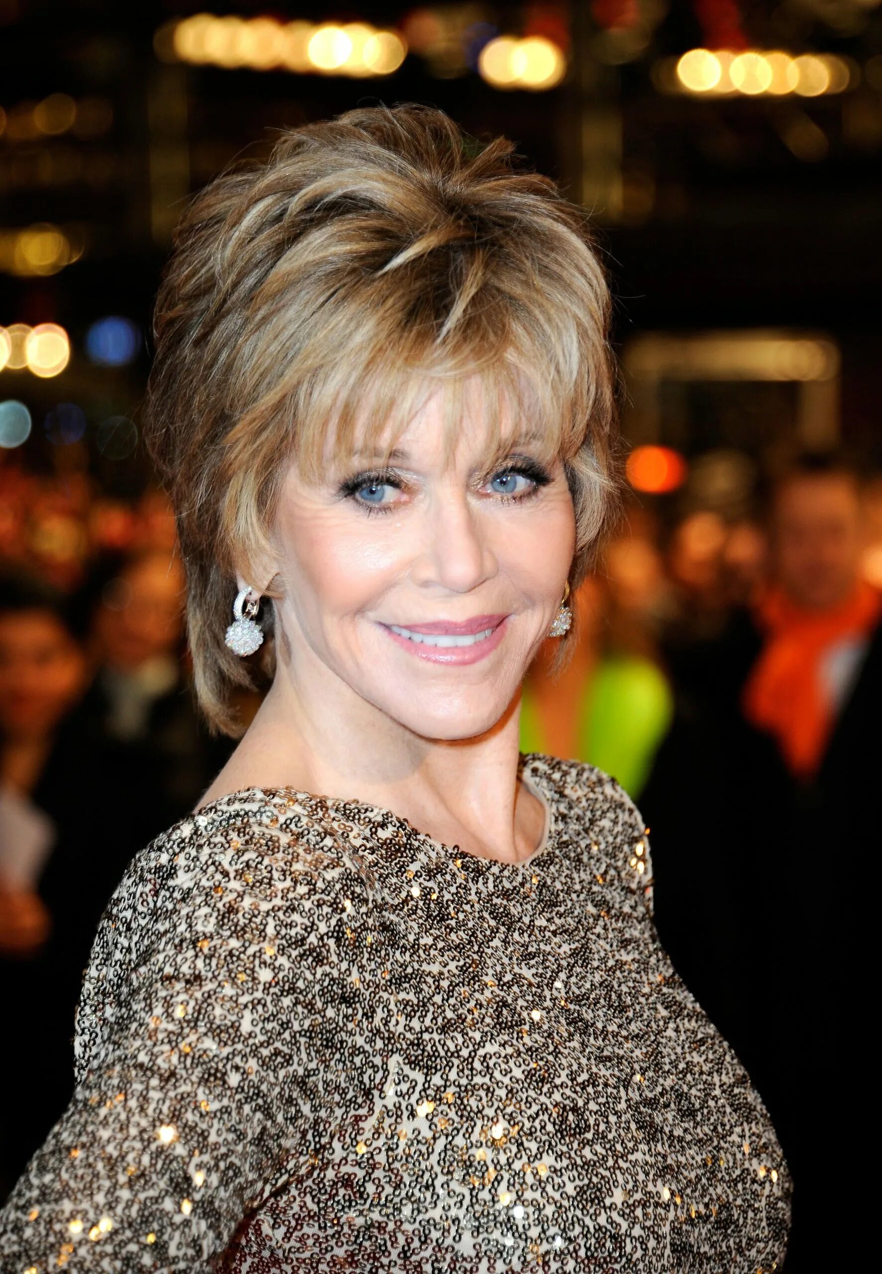 стрижка каскад на короткие волосы для женщин после 60 лет. молодящие стрижки для женщин после 60 лет. стрижка боб каскад для женщин 50 лет. джейн фонда 2022. ракель уэлч стрижки.