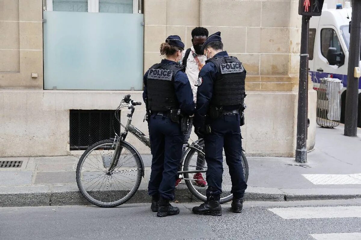 Клип с террористами Франция. Инцидент в Дефансе в Париже фото. Сша обвиняют в теракте