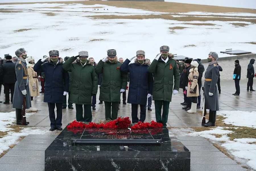 Мамаев курган возложение цветов. Возложение цветов на мамаевом кургане 2 февраля. Возложение цветов к памятнику. Волгоград возложение цветов. Возложение цветов.