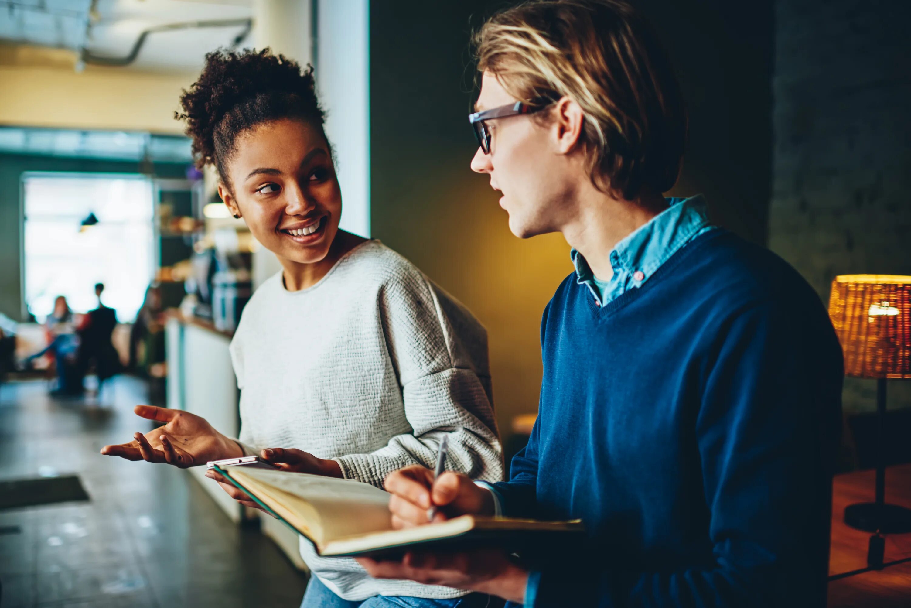 повседневное общение. общение людей. три человека разговаривают. беседа мужчины и женщины. Talk to a person.