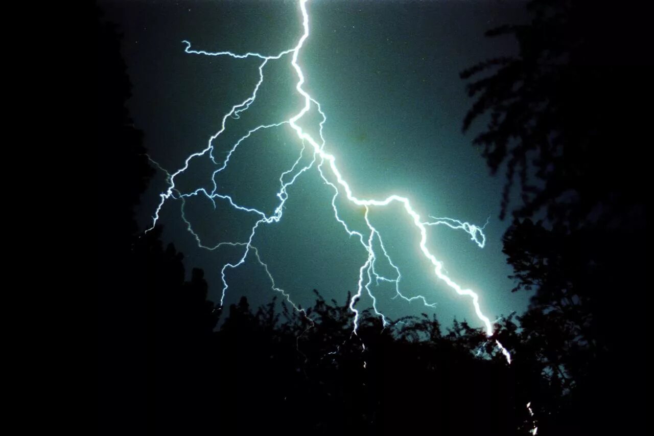 Розовая молния. Двигающаяся молния. Молния анимация. Молния анимация. Анимированная молния.