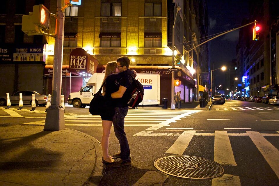 When go to new york. Люди на улице вечером. Парень и девушка на улице. Прогулка ночью. Парень и девушка в городе.