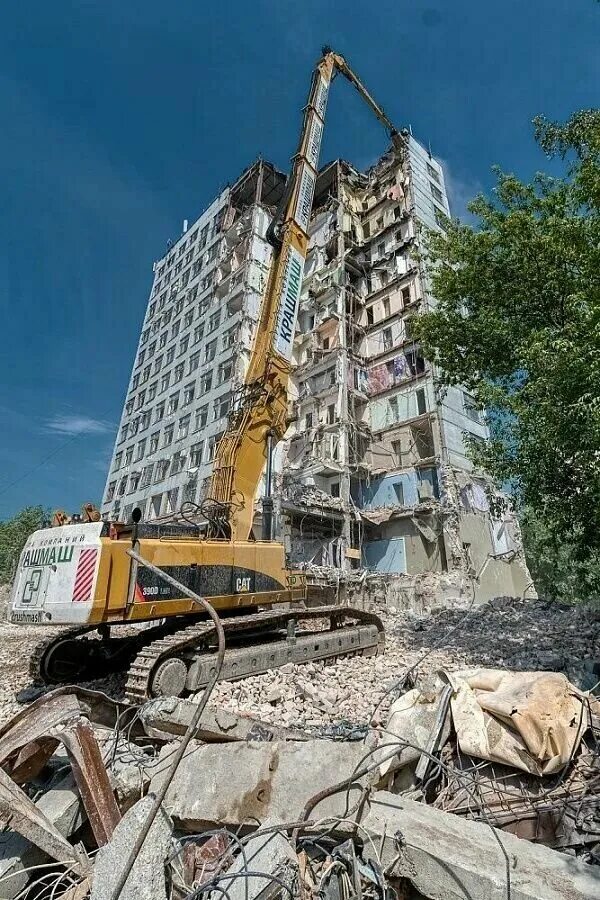 Снос здания расположенного. Демонтаж построек. Демонтаж промышленных зданий. Демонтаж аварийного здания. Демонтаж кирпичного здания.