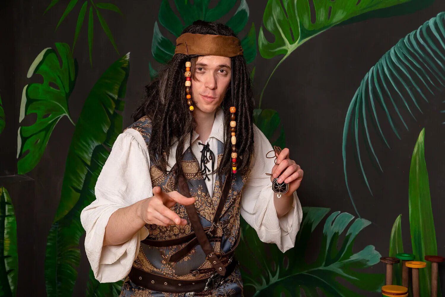 костюм джек воробей аниматоры. пират джек воробей аниматор. детский дом аниматоры джек воробей. аниматор джек воробей. костюм джек воробей аниматоры.