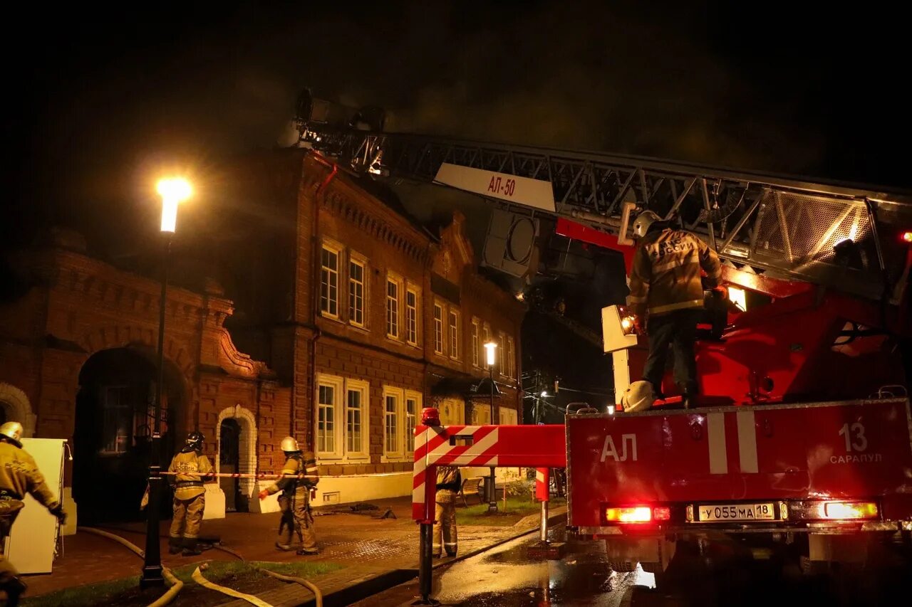 Пожары в городе сарапуле. Сарапул достопримечательности пожарная каланча. Сарапульский пожарно-спасательный гарнизон. Пожар в сарапуле вчера. Пожарная каланча сарапул.