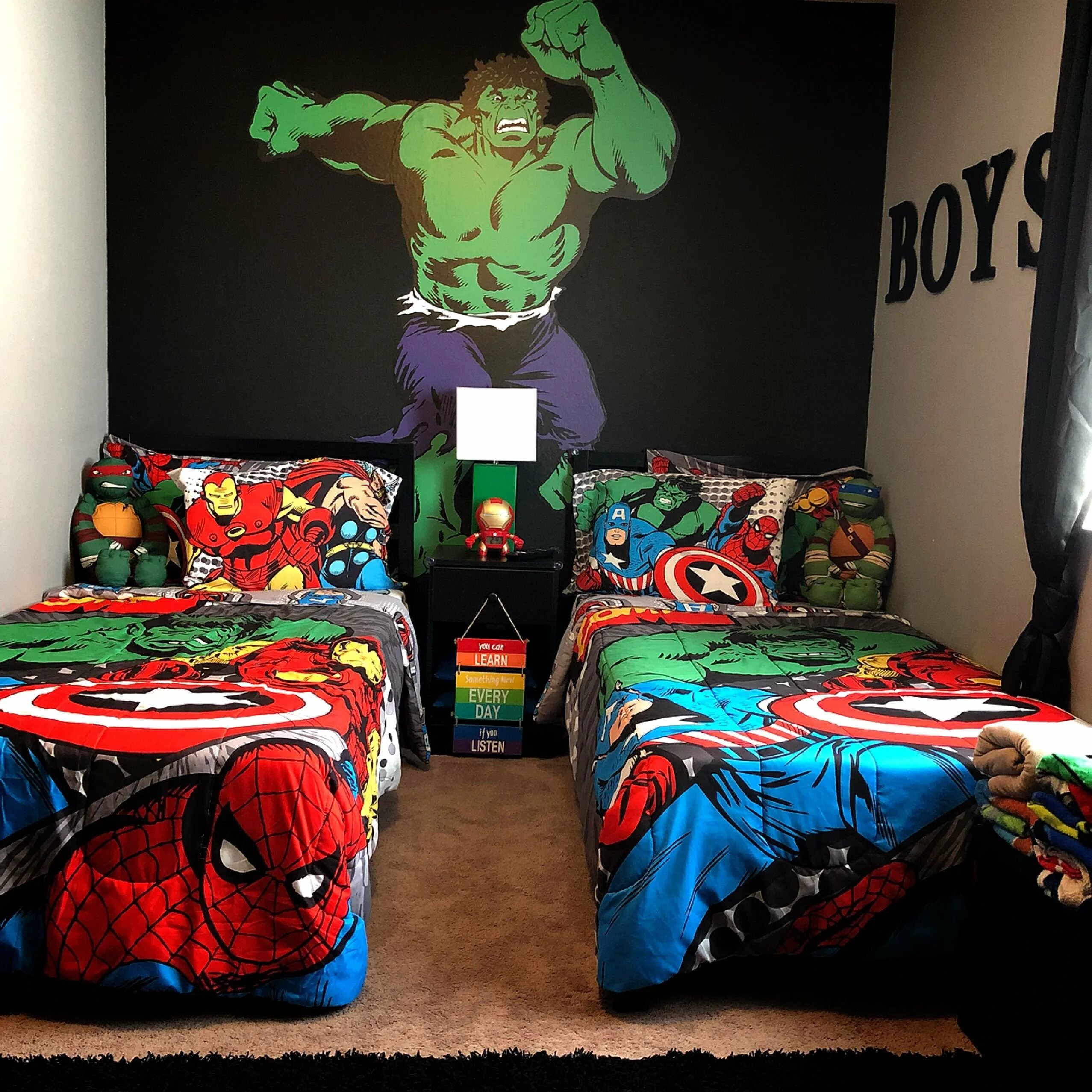 Комната в стиле Марвел. Комната в стиле супергероев. Комната в стиле Марвел для мальчика. Детская спальня в стиле Супергерои.