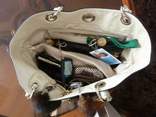 Не могу найти сумку. Не могу найти сумку. Найдена сумка коломна. Забытая сумка на лавочке. Девушка с белой сумкой.