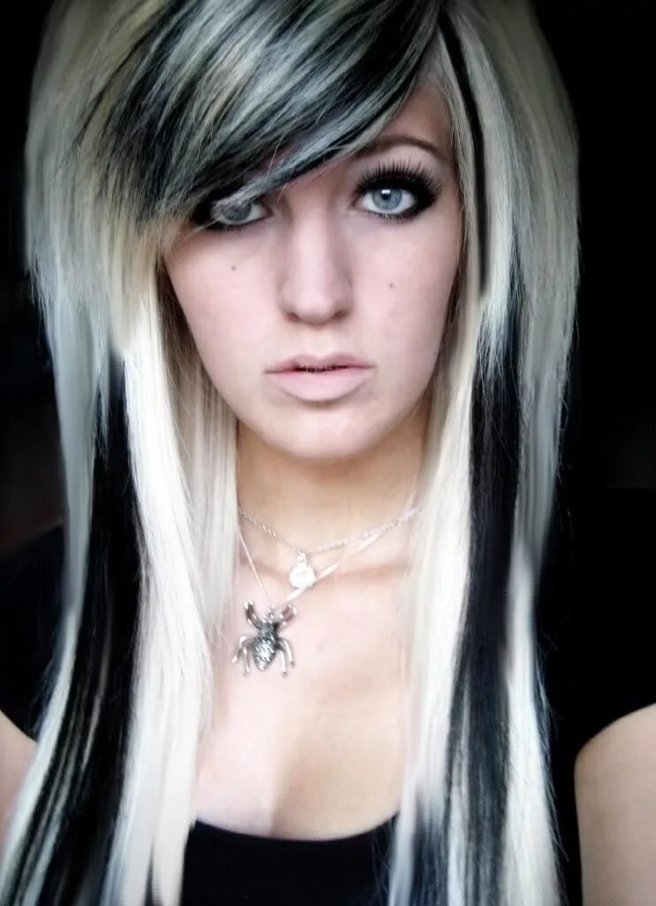 Девушки с белыми прядями волос. Аврил лавин волосы. Девушки с белыми прядями волос. Серные волосы сбелыми прчдями. Блондинка с черными прядями.