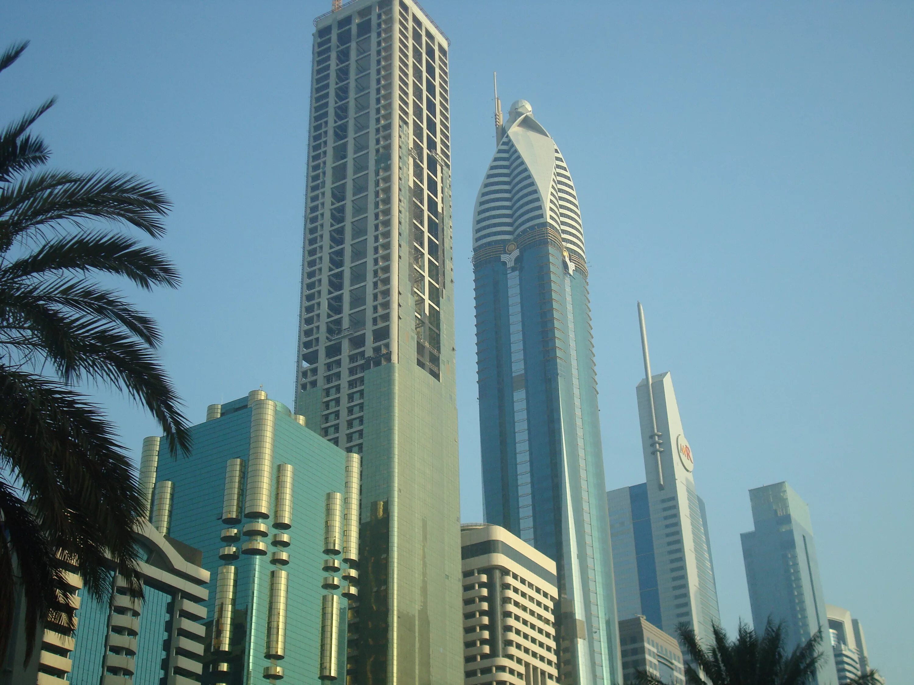 Небоскреб в оаэ. Небоскребы абу даби. сверкающие небоскребы на sheikh zayed road. оаэ обои. объединённые арабские эмираты фото.