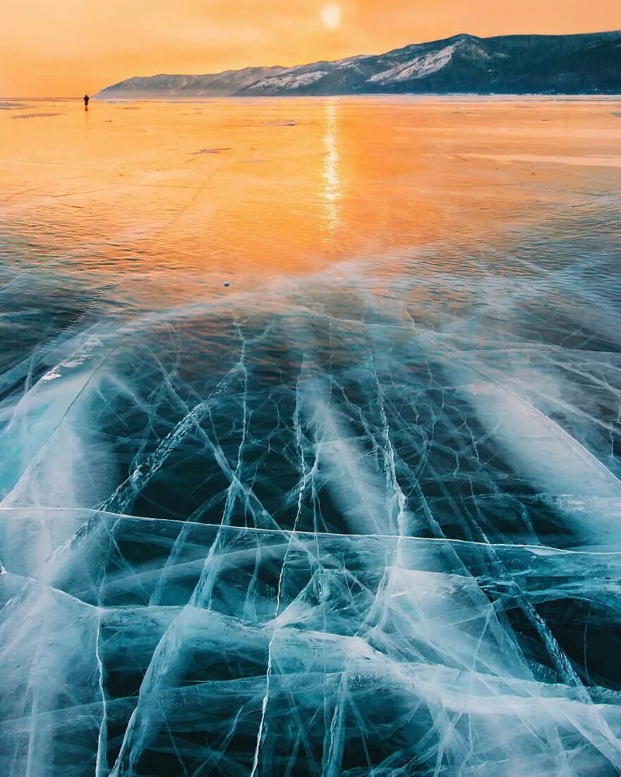 Замерзшее озеро Байкал. Озеро Байкал лед. Озеро Байкал зимой. Красота воды в озерах