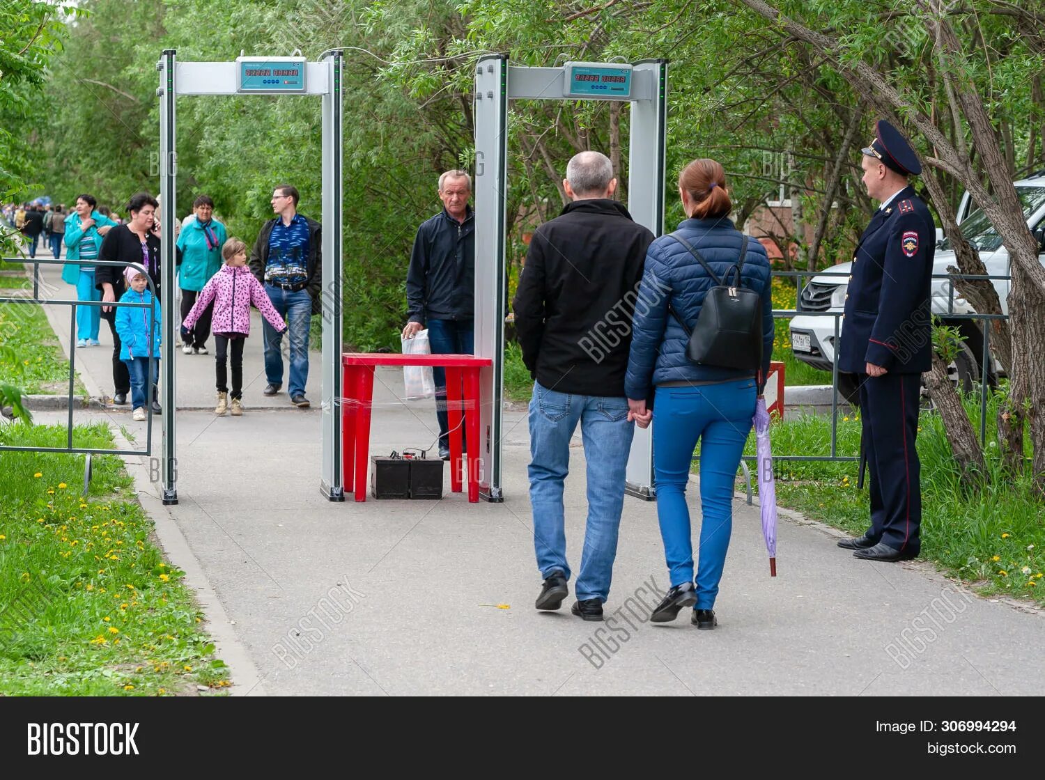 Проход через металлодетектор. Рамки металлодетектора в парке. массовые мероприятия металлодетекторы. проходить через рамку.
