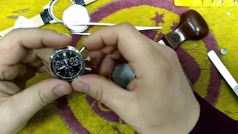 Как поменять батарейку на настенных часах