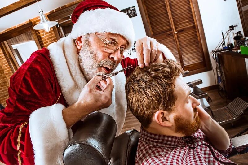 Инструкция по обращению с парикмахером перед новым. Девушка в новогоднем венке. Новогодний макияж. Парикмахер перед новым годом. Ретро маникюр салон.