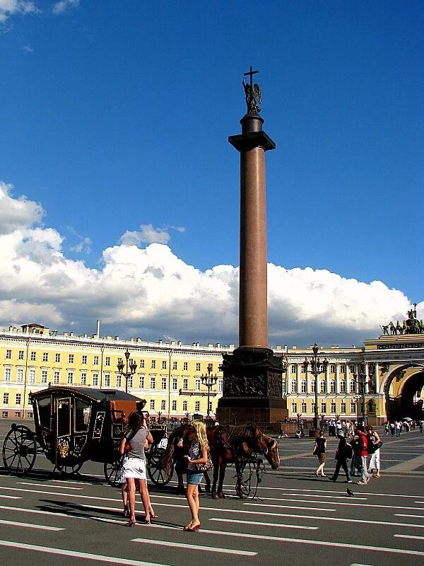 Александровская колонна в санкт-петербурге. Александрийская колонна в санкт-петербурге. Дворцовая площадь александрийский столп. Александровская колонна в спб дворцовая площадь. Дворцовая площадь александрийская колонна.