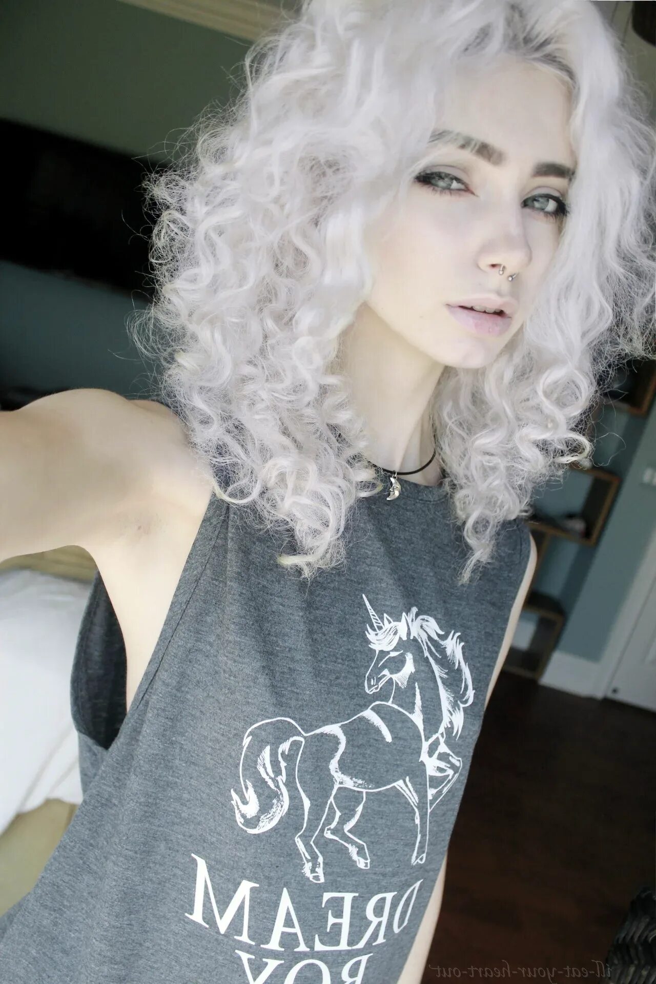 Девушка с белыми кудрявыми волосами. Керли хеир с кудрями. Кудрявая блондинка. Девушка с белыми кудрявыми волосами. Девушка с платиновыми волосами.