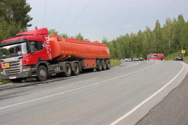 Бензовоз. Значок роснефть. Работа водителем бензовоза в красноярске. Водитель нефтевоза. Водитель бензовоза.