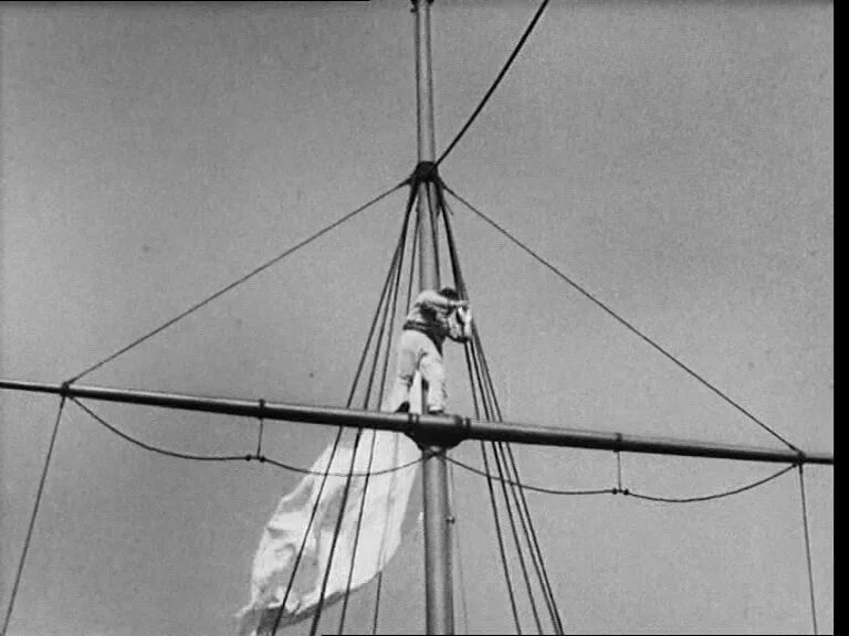 Эйзенштейн броненосец потёмкин красный флаг. Восстание на броненосце потемкин. Кадры из броненосец потемкин. Броненосец потемкин красный флаг. Броненосец потемкин первый цветной фильм.