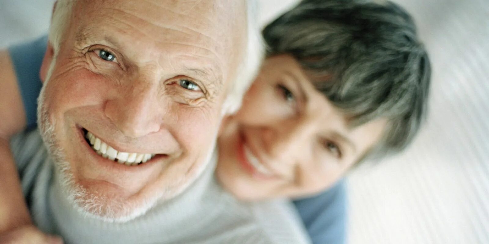 Протез пенсионеру. Улыбка пожилой. Пожилые люди улыбаются. Улыбка пожилого человека. Улыбки пожилых людей.