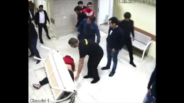 Напал в больнице. Напал в больнице. Напал в больнице. Напал в больнице. Мужчина нападает на медика фото.