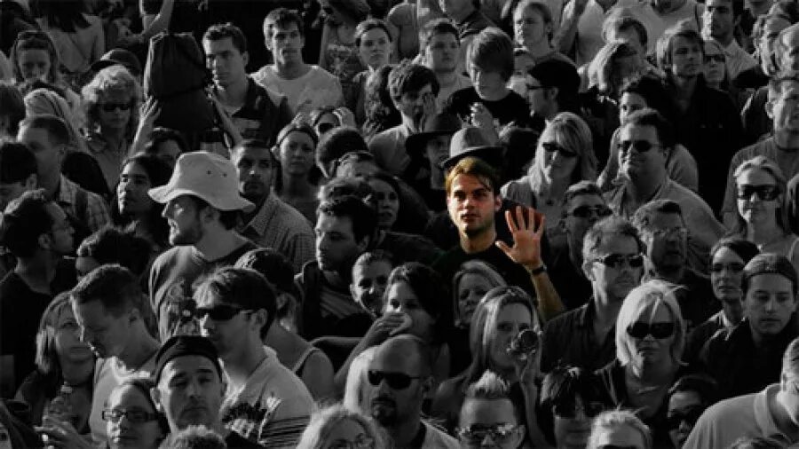 Люди много людей. Дэвид атракчи. Лица в толпе 2023. Толпа больных. Милла йовович лица в толпе.