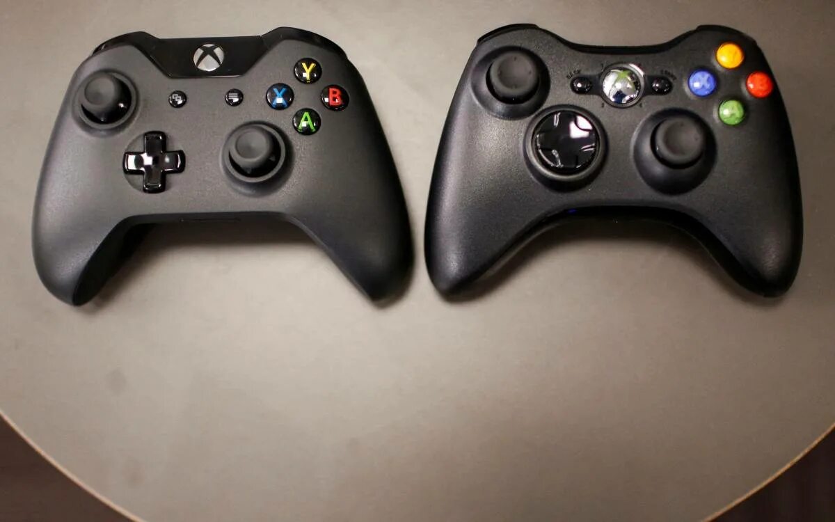 Какие какие 2 джойстика. Xbox 360 one геймпад. Геймпад Xbox 360 и Xbox one. Геймпад Xbox 360 и Xbox one сравнение. Отличия геймпада Xbox one от Xbox 360.