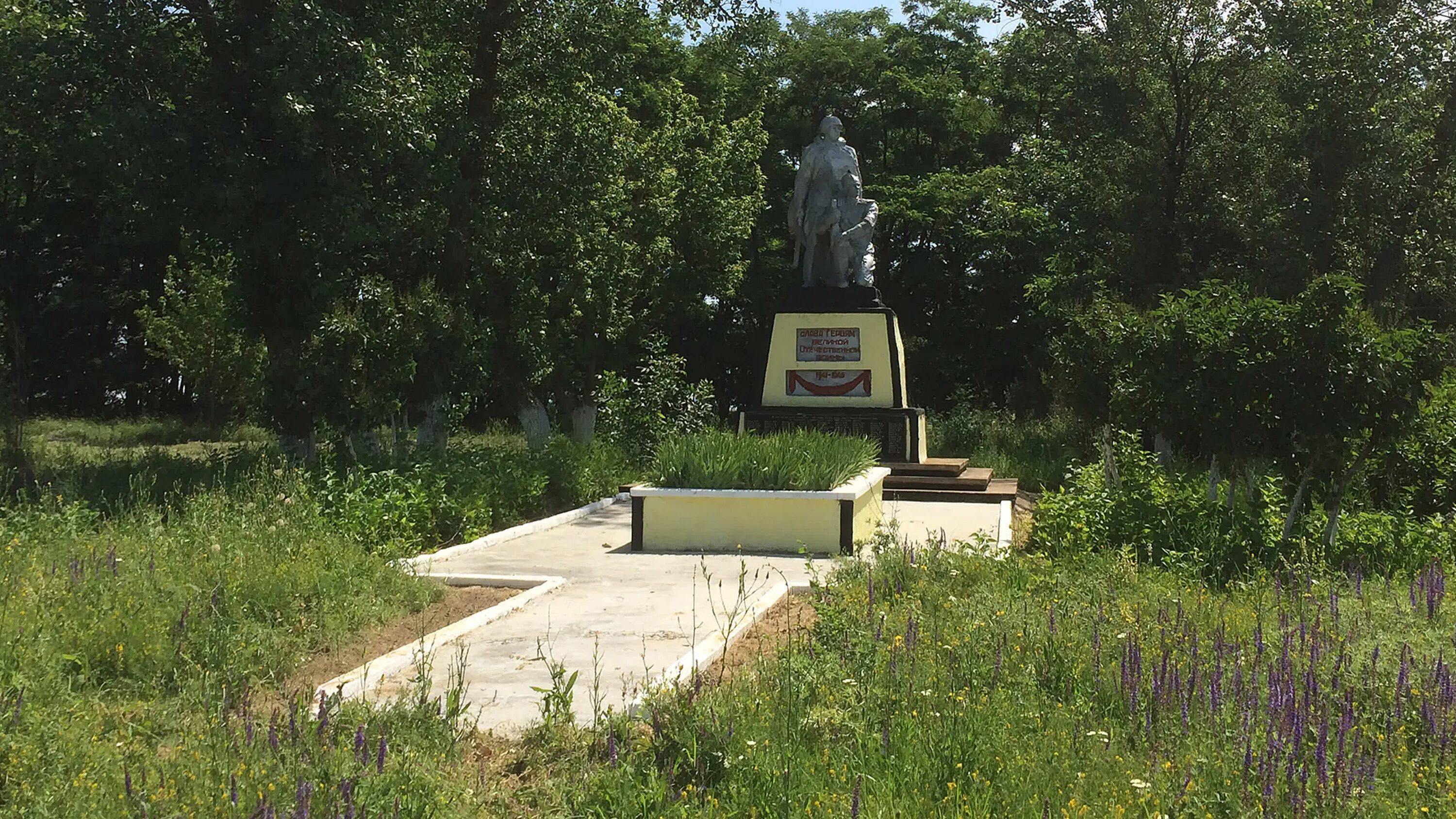 Сибиряки на хуторе. Хутор Новочеркасский Белгородской области. Памятник Хасанцам на сопке безымянной. История хутора сибиряки Тацинской. Х сибиряки/ Новочеркасск показать новый памятники.