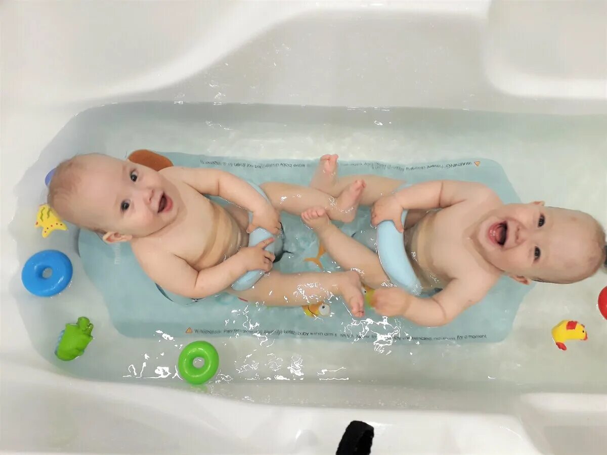 Купаем детей вместе. Детки купаются вместе. Купаемся вместе. Мальчик купается в ванной. Совместное купание разнополых.