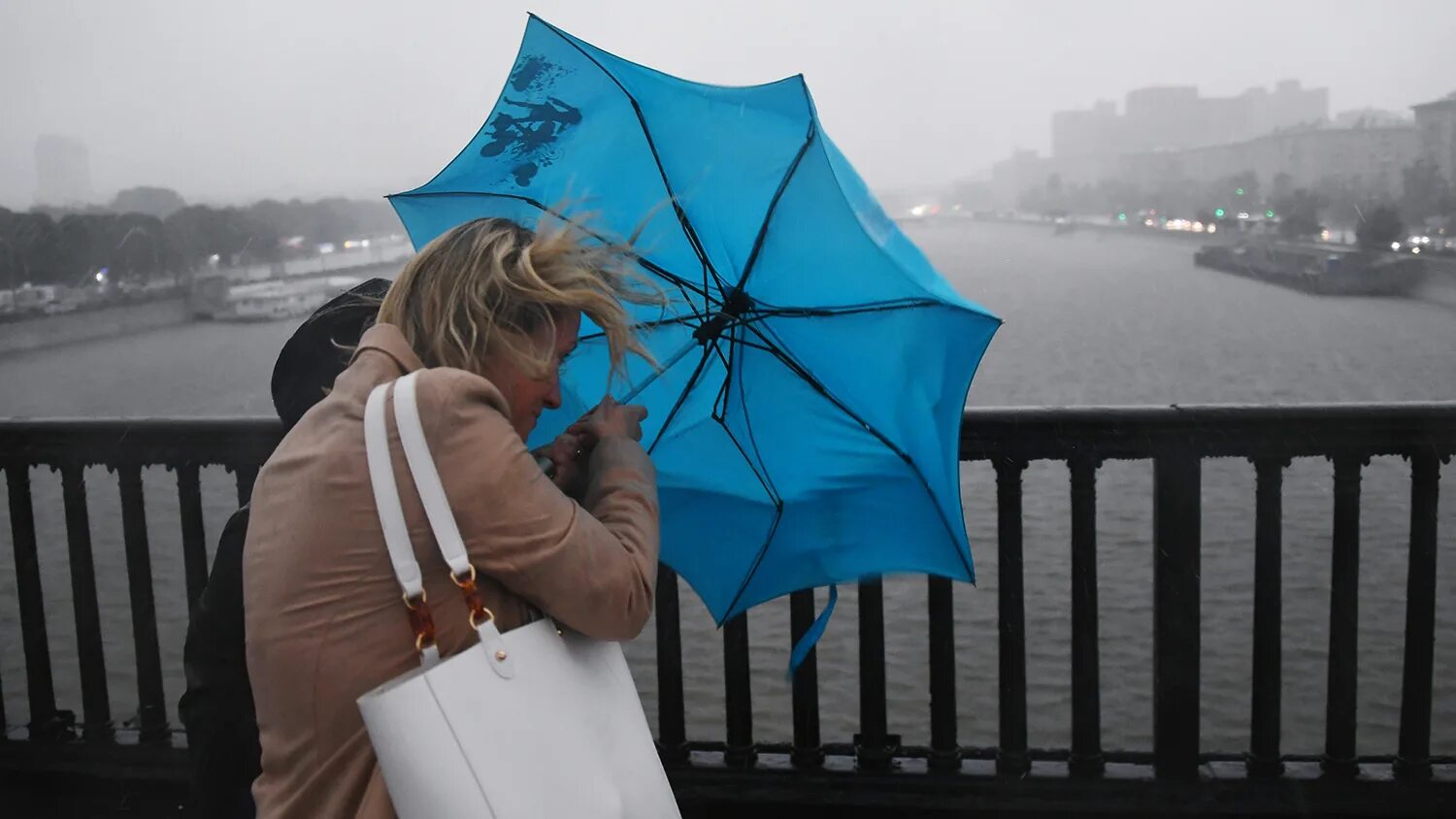Ледя ой ветер. Ветер. Сильный ветер. Ветер в Москве. Сильный ветер в Москве.