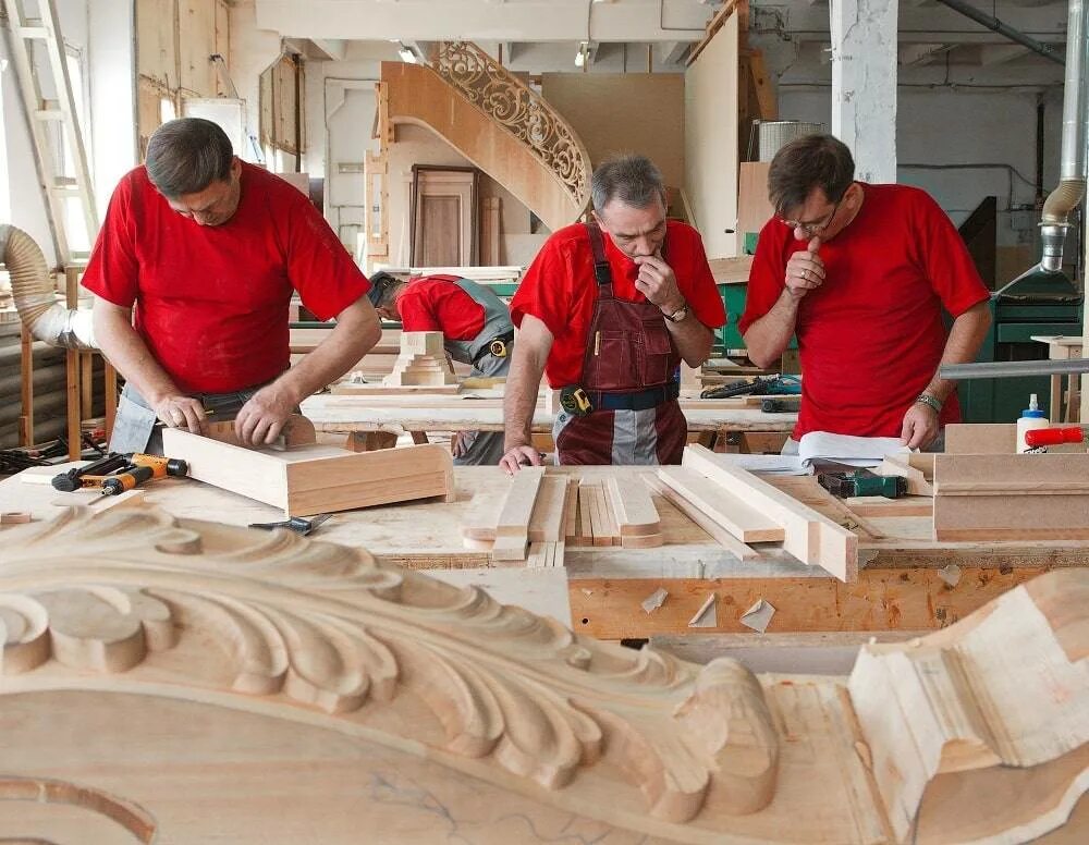 Столяр плотник. Столяр по дереву. Что изготавливает столяр. Столярка изделия из дерева. Мастер столярного и мебельного производства.