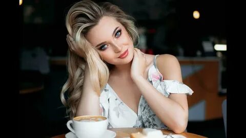 Женщина сидела в ресторане