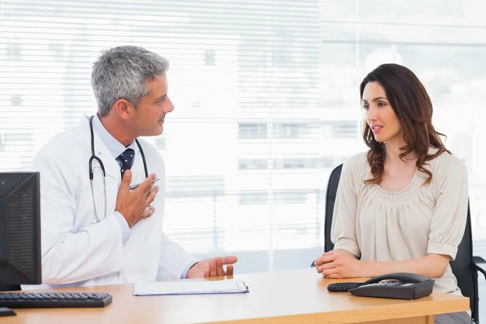 She an appointment. Talking to the doctor. patient talking to doctor. врач казах. doctor&#039;s appointment.