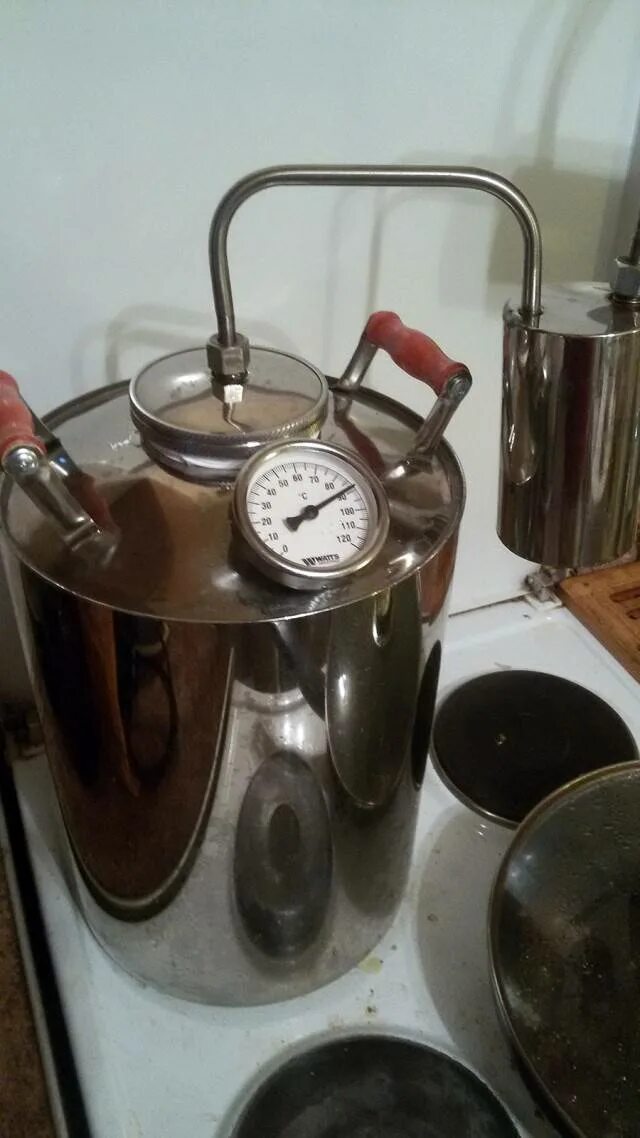 Как пользоваться самогонным аппаратом. Брага для самогонный аппарат. Самогонный аппарат чзда самогонный аппарат конструкции абрамова 12/75/t. Самогонный аппарат и самогон. Самогонный аппарат смакуй.