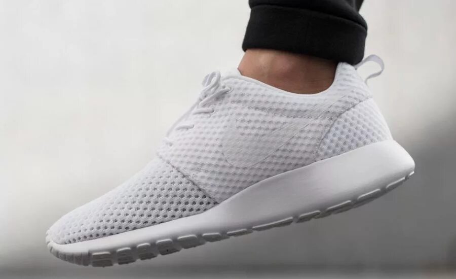 Белые кроссовки сеточкой. Nike Roshe Run белые. Кроссовки найк белые сеточка мужские. Nike летние кроссовки сеточные. Кроссовки найк белые с сеточкой.