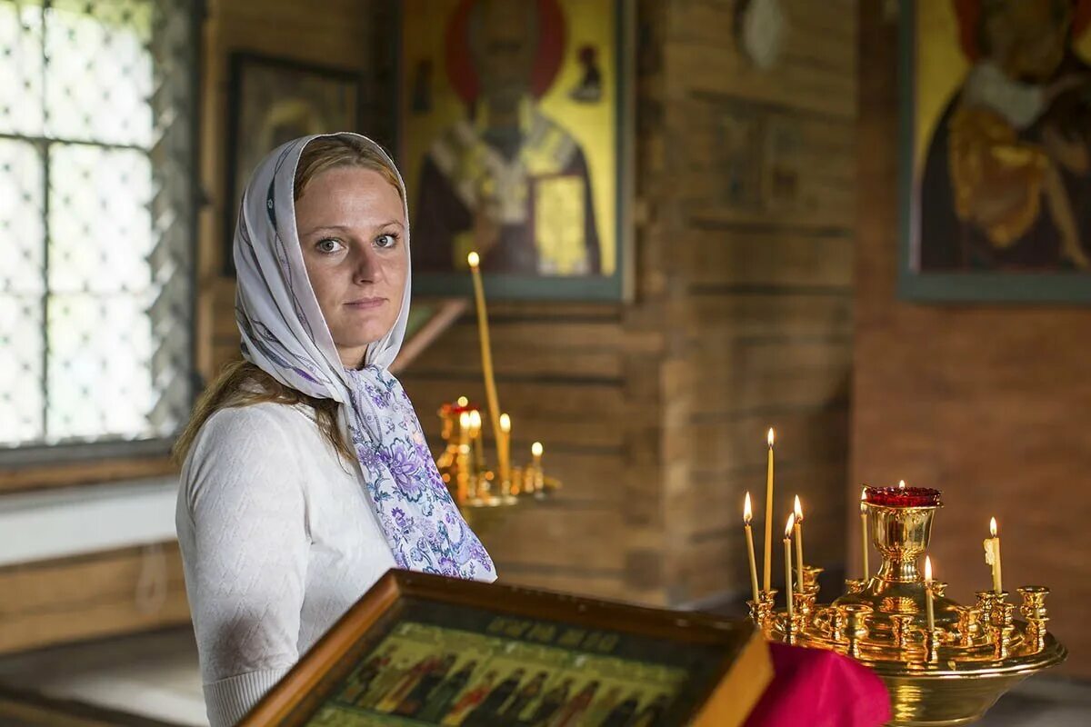 Православная женщина. Женщина в церкви. Православная девушка в храме. Красивая девушка в храме.