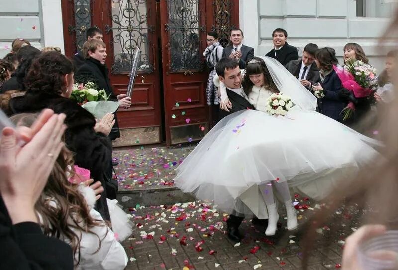 После загса что будет. Невеста в ЗАГСЕ. Свадьба выход из ЗАГСА. Невеста в пышном платье в ЗАГСЕ. После ЗАГСА.