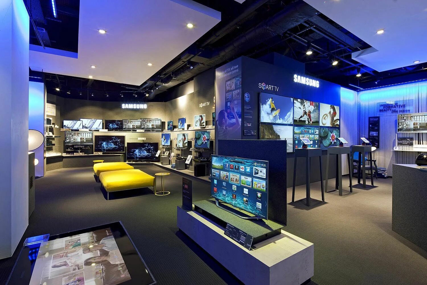 Samsung shop. Интерьер магазина электроники. Компьютерный магазин интерьер. Магазин техники. 100 магазин электроники